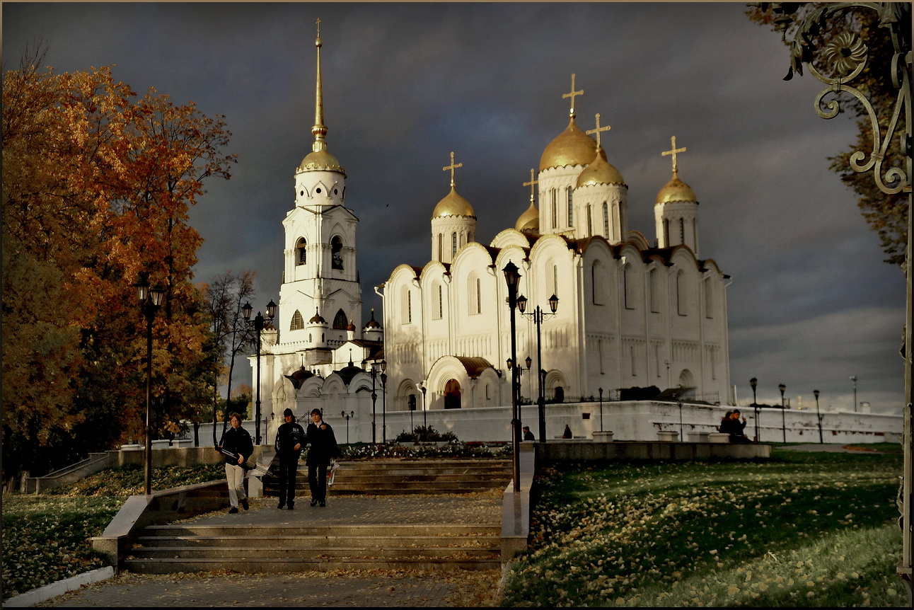 В парке! Октябрь осень 2011г город Владимир собор Успенский вечер фонари люди shovlag