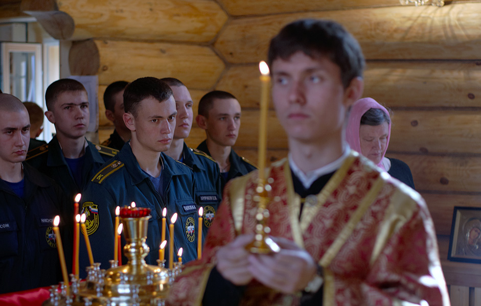 Пасхальное Пасха храм церковь свеча священник воин