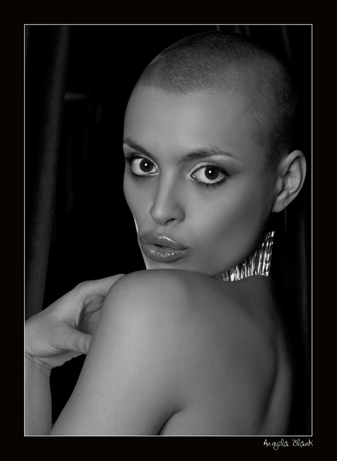 фотограф Анжик Бланк, журнал Мулен Руж (сентябрь 2006). Ксю