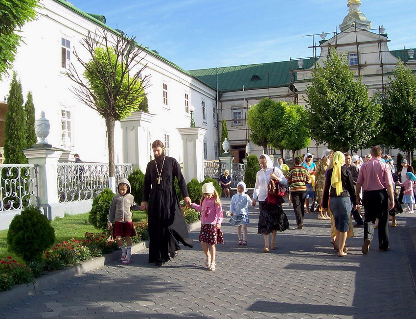 Почаевская Лавра Почаевская Лавра паломники священник