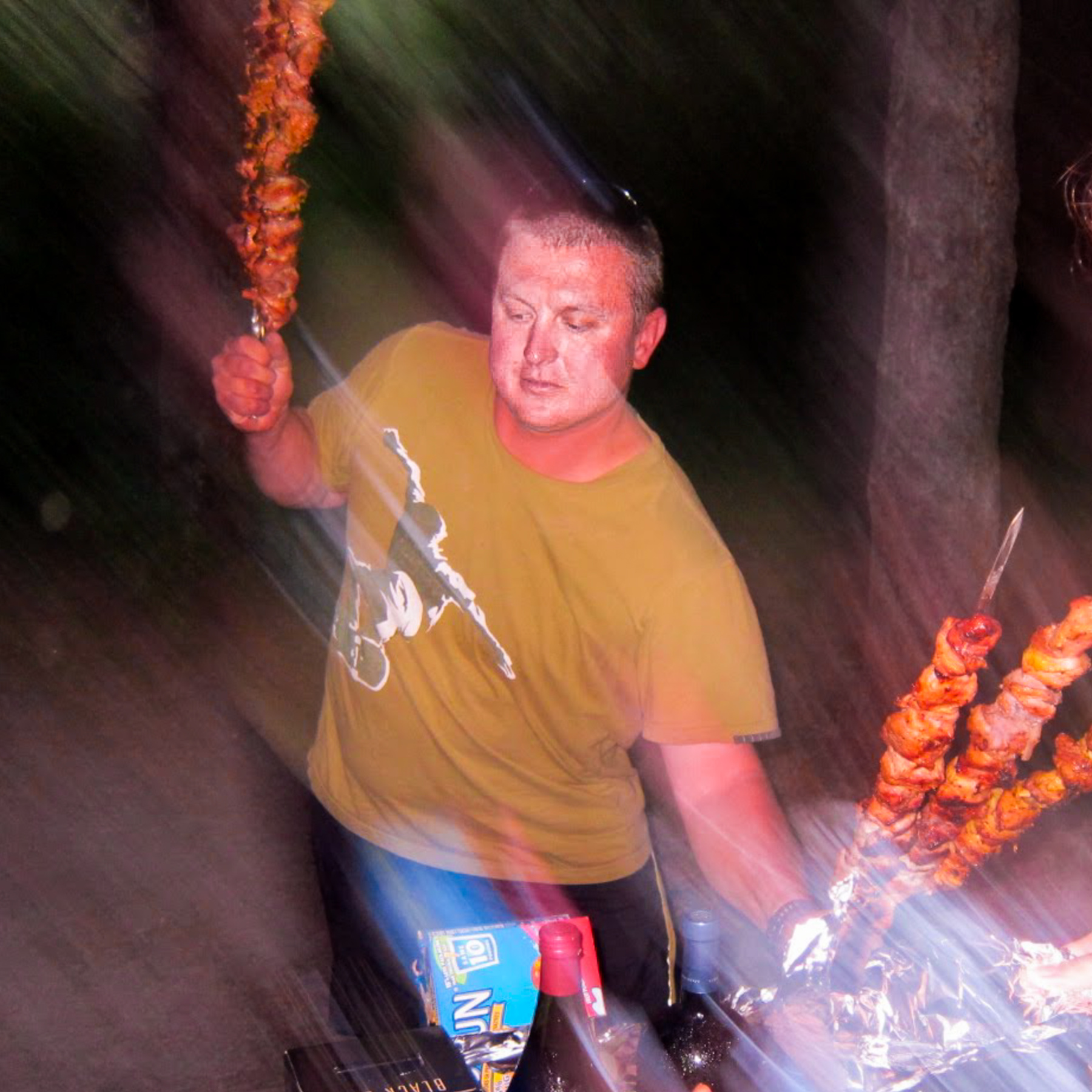 Повелитель шашлыков мужчина жарить шашлык жареный мясо огонь шампур ночь