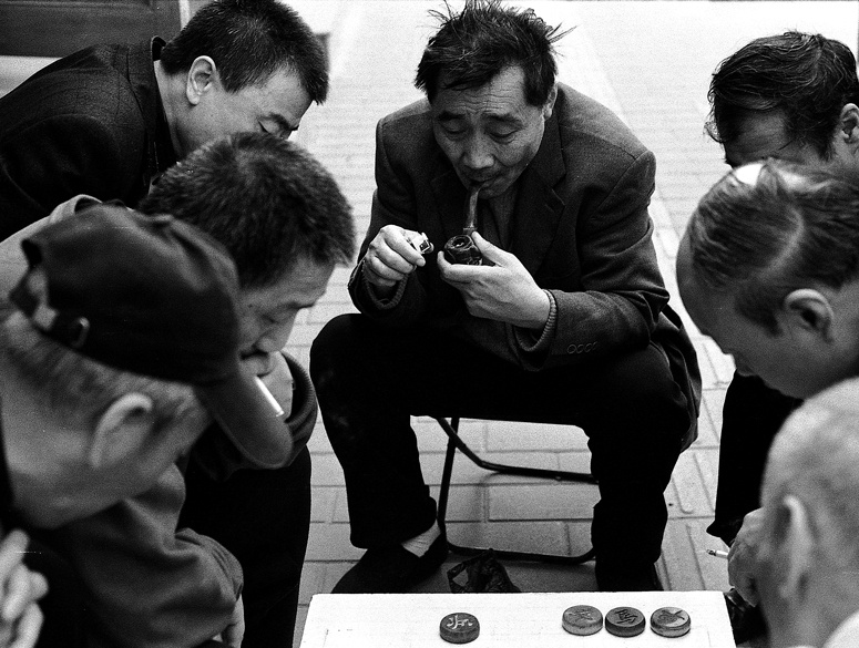   Китай Пекин трущобы игра шахматы курить трубка China Beijing hutong game chess pipe 