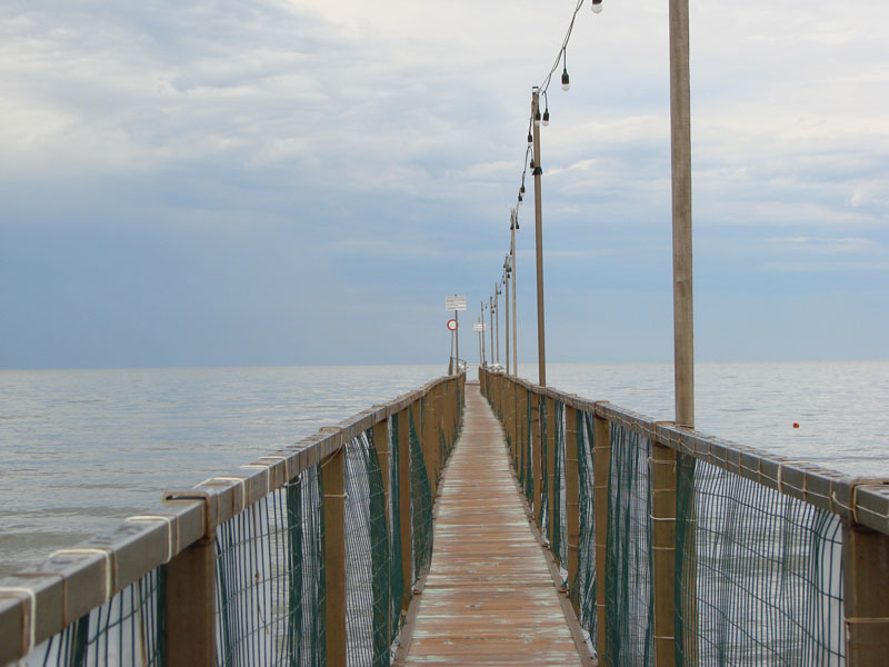 перспектива Римини море дождь