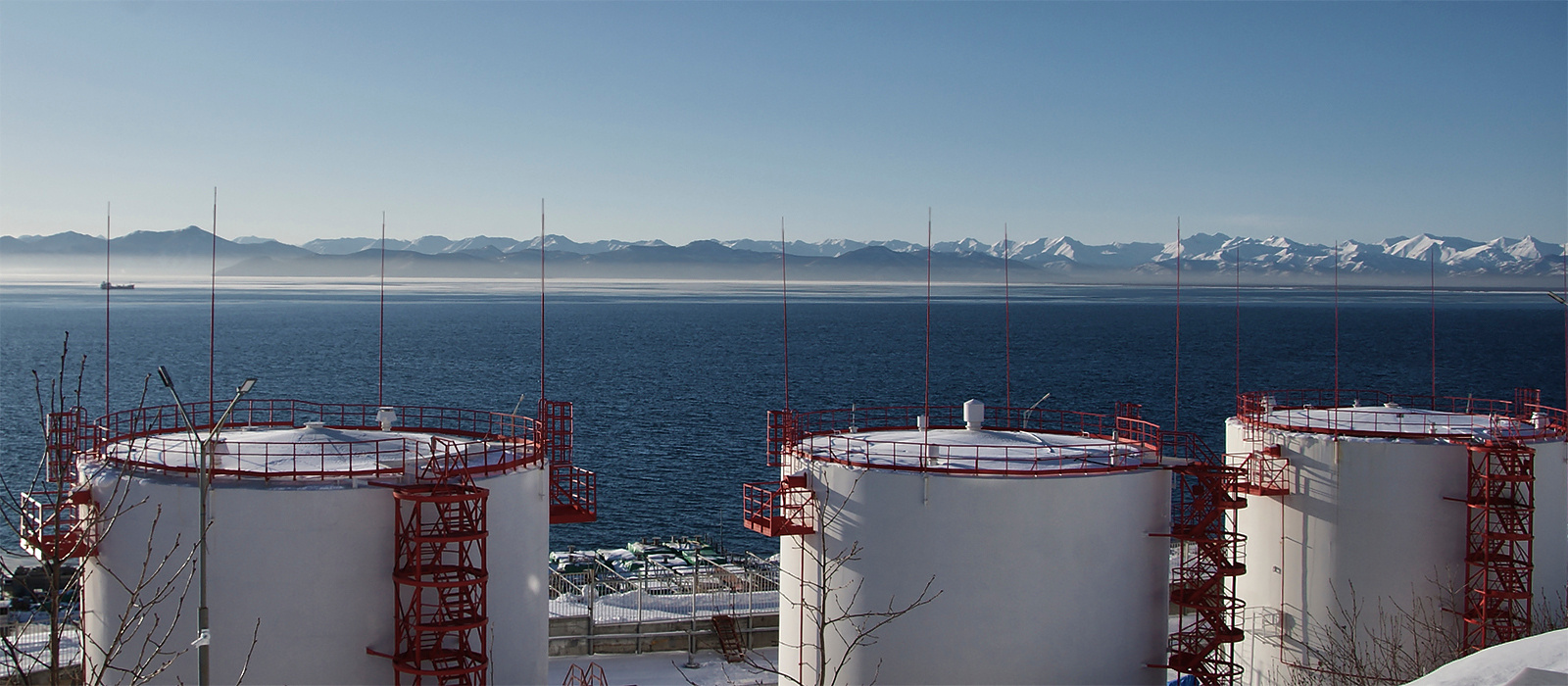 танки Петропавловск-Камчатский Авачинская бухта нефтяные танки