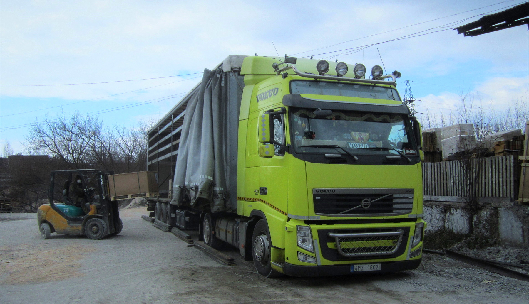VOLVO VOLVO авто тягач склад завод весна