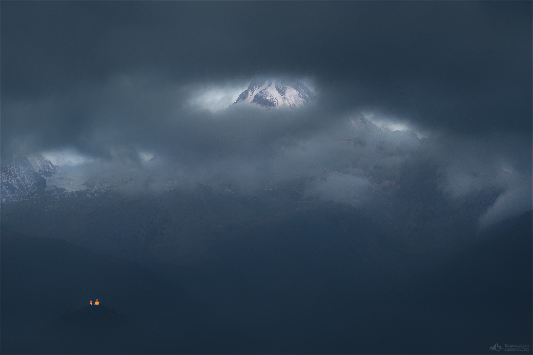 Призрачный Казбек kazbegi georgia степанцминда гергети троицкая церковь казбек кавказ казбеги фототур в грузию