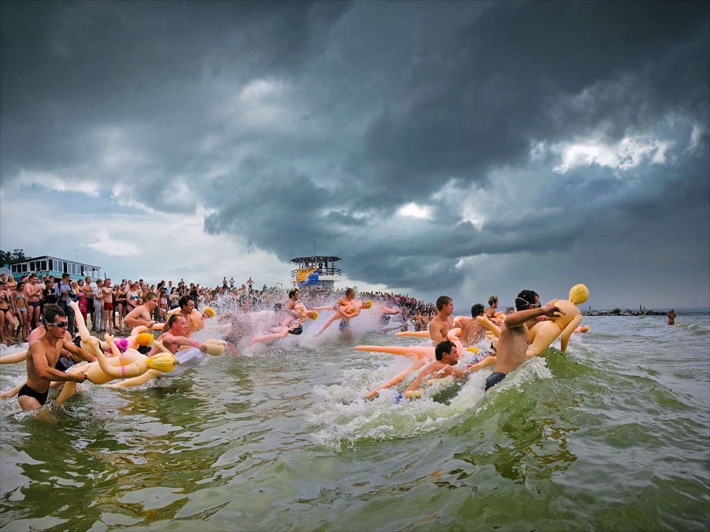 Sex Swimming Bubble Baba Challenge Nsk 2010 (Заплыв на Резиновых Женщинах) 