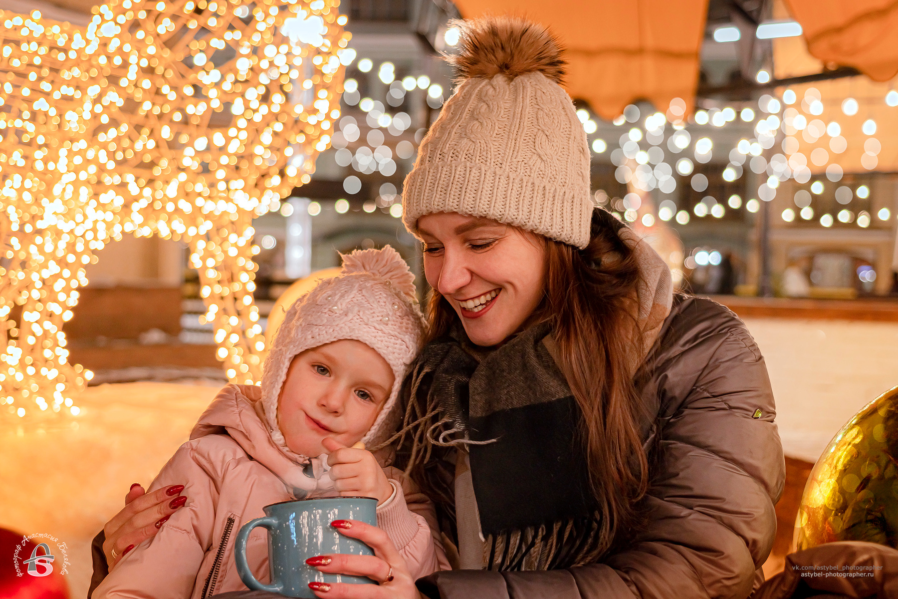 Всем тёплого рождественского настроения и любви!😊🎄❄🎁✨🎉 мама семья дети девочки рождество новый год огоньки новогодние праздник дружная зима снег теплые вещи шапка радость кружка боке