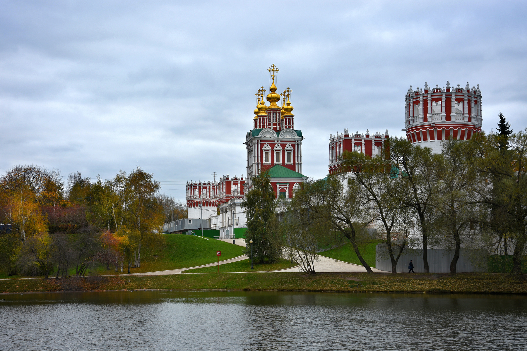 Осень у  Новодевичьего осень монастырь москва