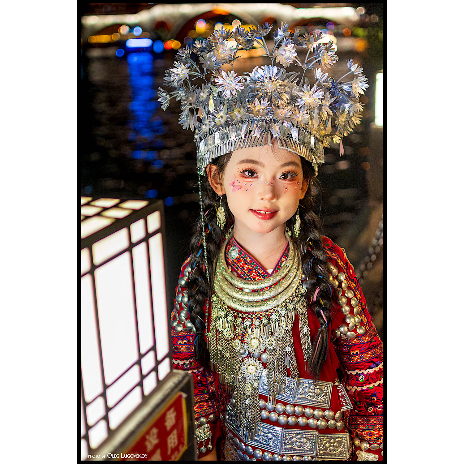 Аленушка девочка костюм Китай Ченгду Chengdu фонарь