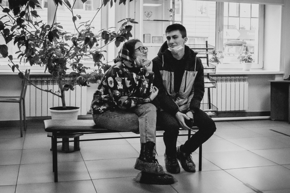 На лавочке Россия девушка парень кокетство чувства разговор лавка отношения молодежь люди жизнь окна холл фойе