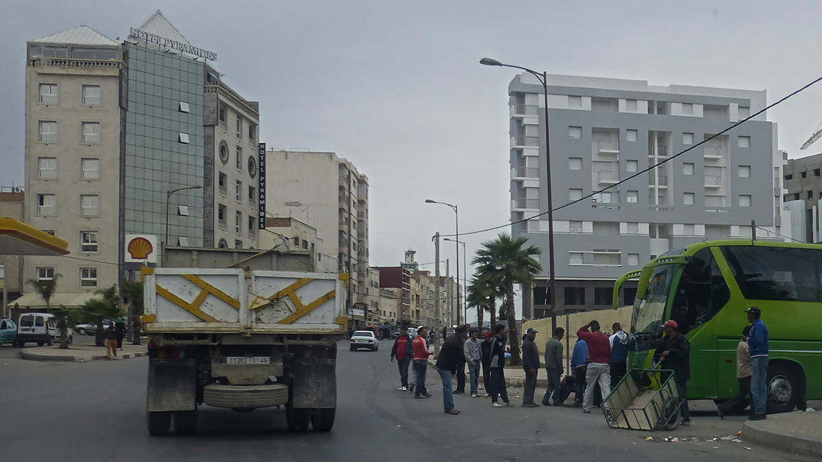 сцена с посадкой в Тазе Марокко Morocco Таза Taza автобус посадка сцена