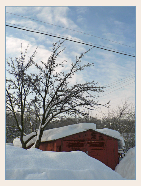 sleeping, wrapped in winter снежное одеяло гараж неизменные провода, голубое небо белые облачеа