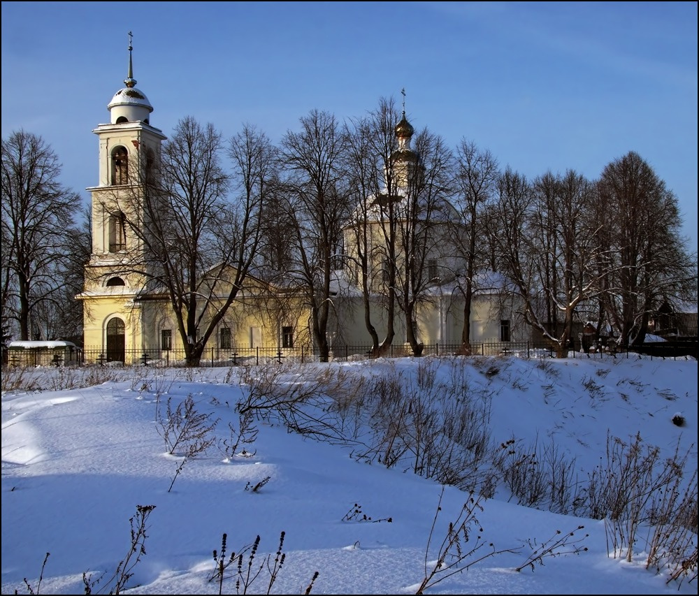 На берегу р. Истры. февраль.берег Истры.Церковь.