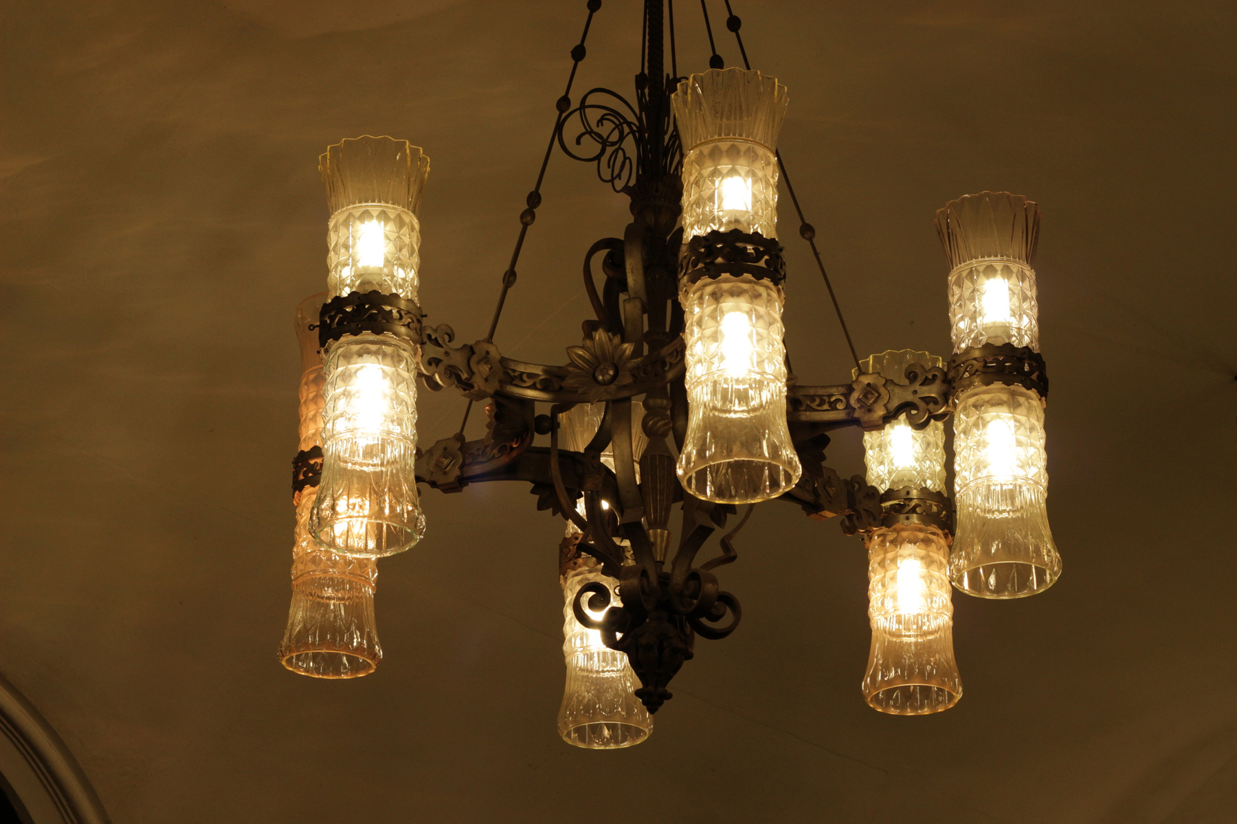 Взгляд вверх станции метро ВДНХ