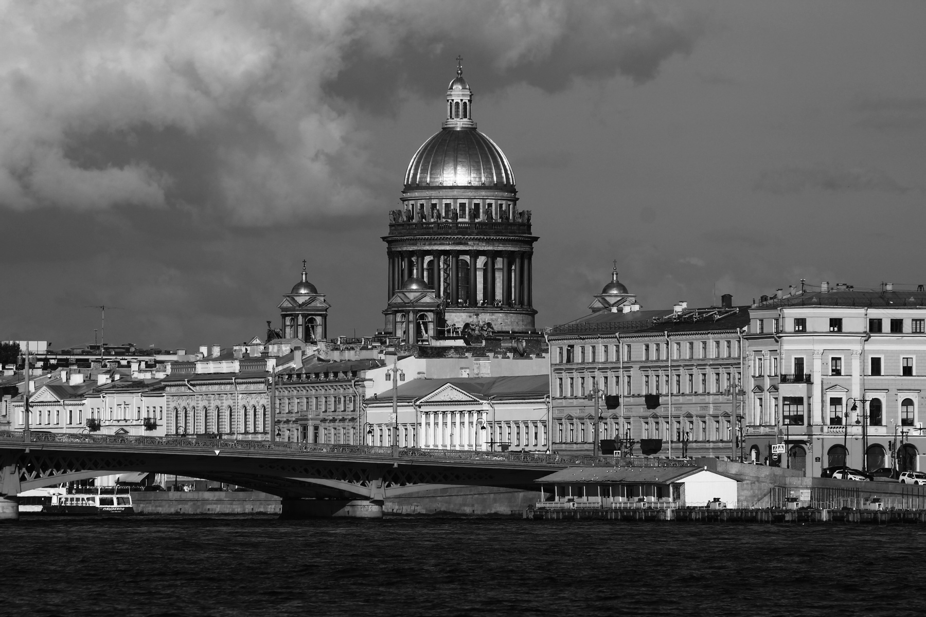 Вид на Исаакиевский Собор Санкт-Петербург