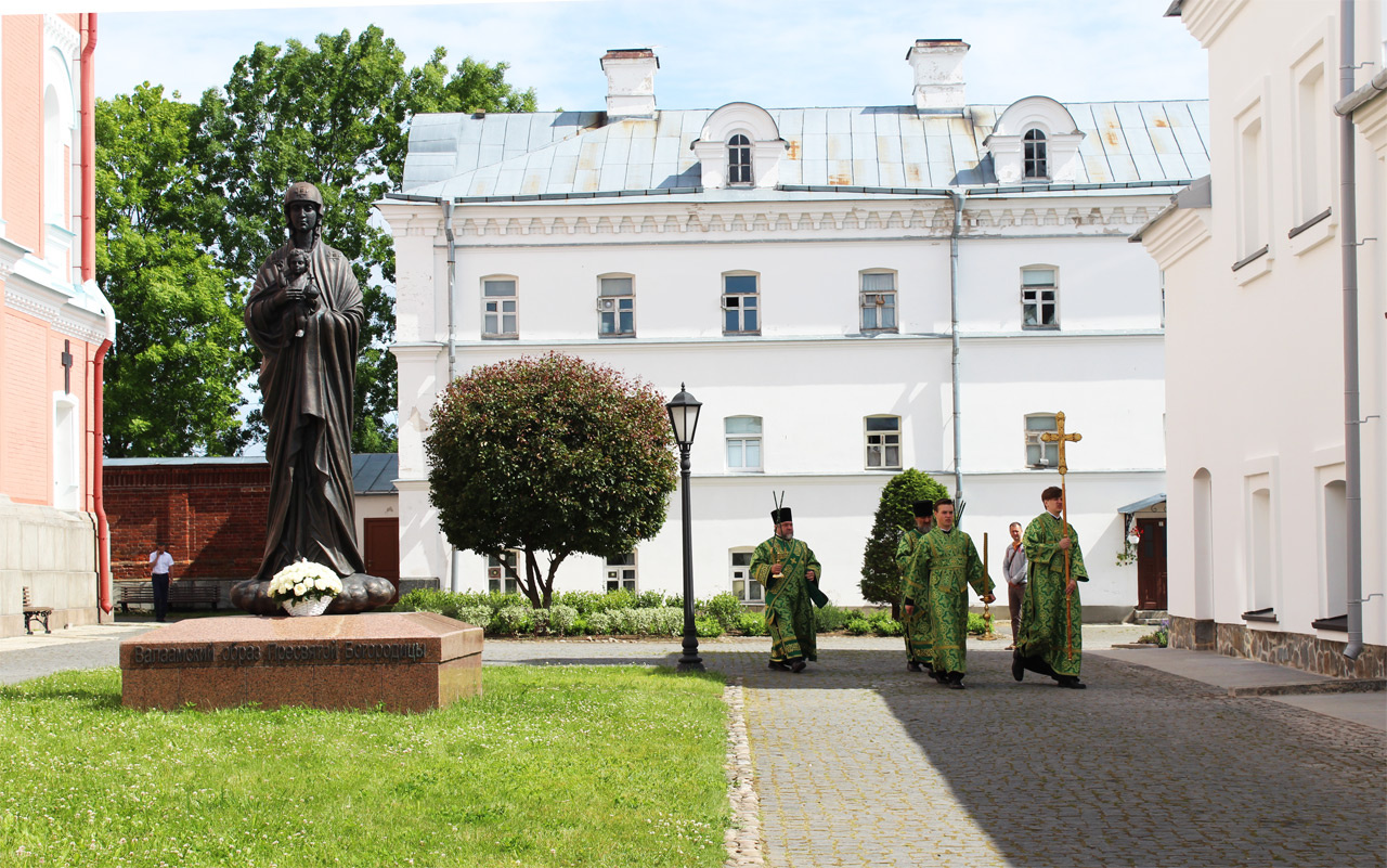 Валаамский Спасо-Преображенский монастырь.Памятник Божьей матери. 