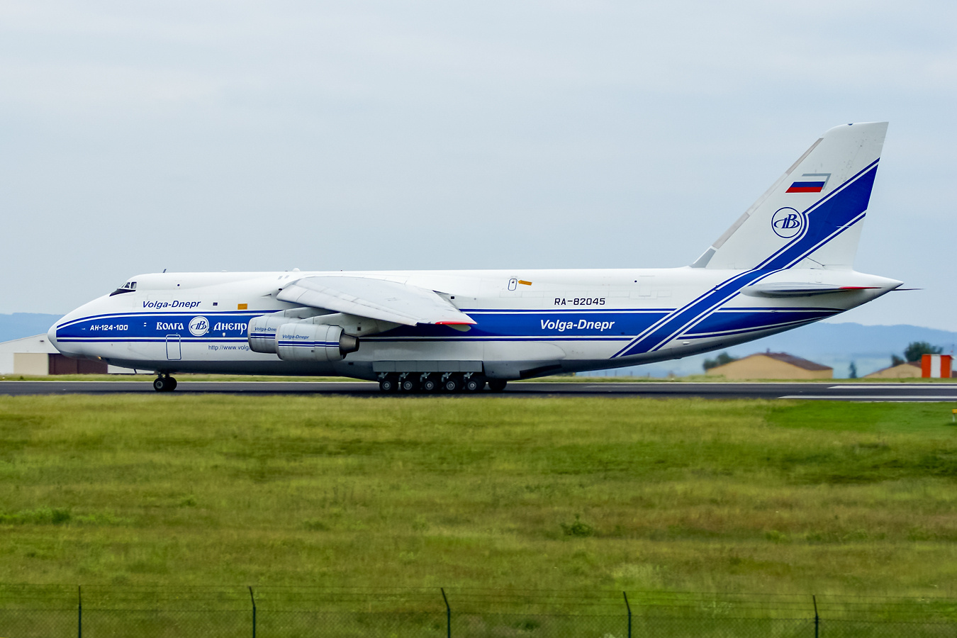 Ан-124-100. Авиация самолёт Антонов Руслан Ан-124 Волга-Днепр