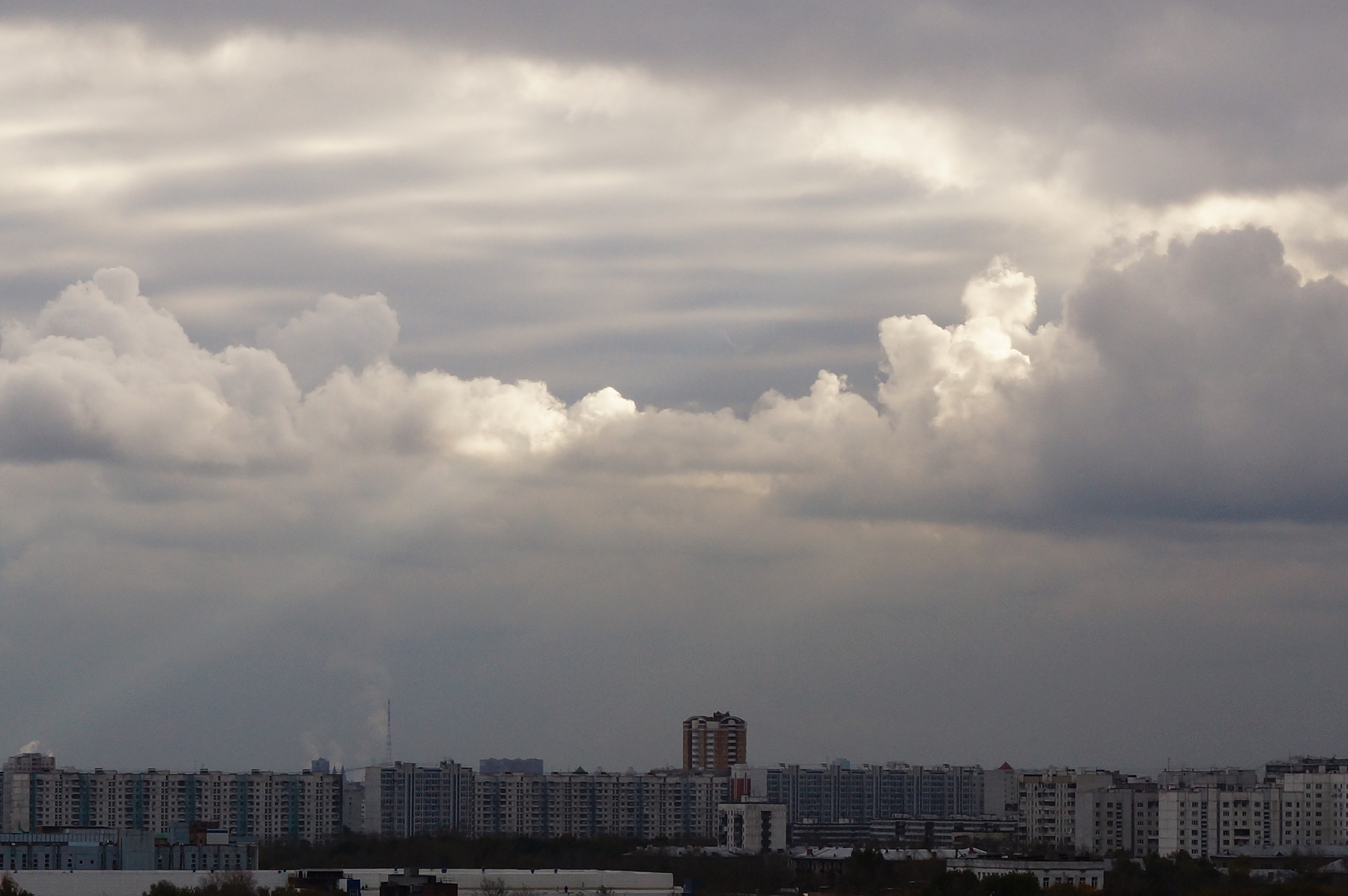 Неуступчивая осень... осень, небо, облака,  город, дождь, снег