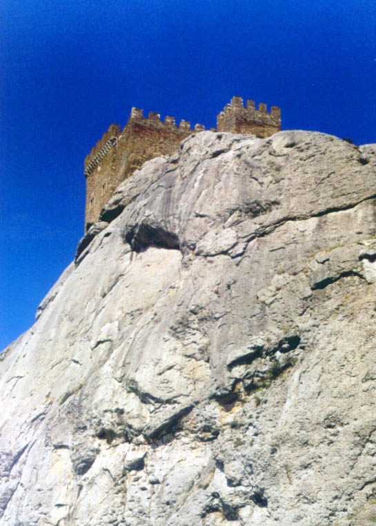 Неприступность синее небо,белая скала