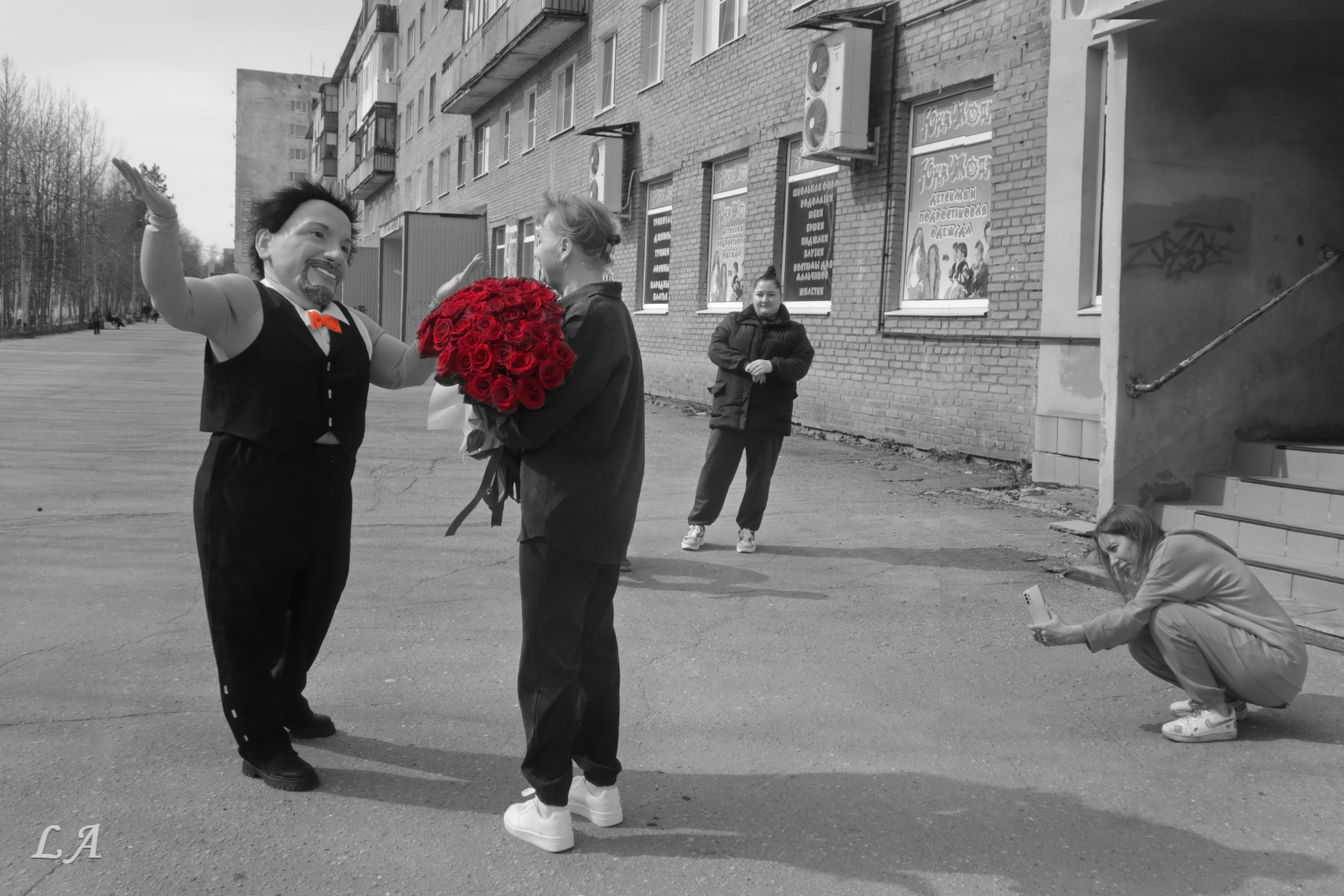Для тебя ТворческийСоюз СнежныйЛев Фототренер Александр Мамакин Фотография Путешествие Lihgra Advenyture Фотосайт Север Заполярье Кольский полуостров Мурманская область Мончегорск город весна май аниматор женщина букет розы
