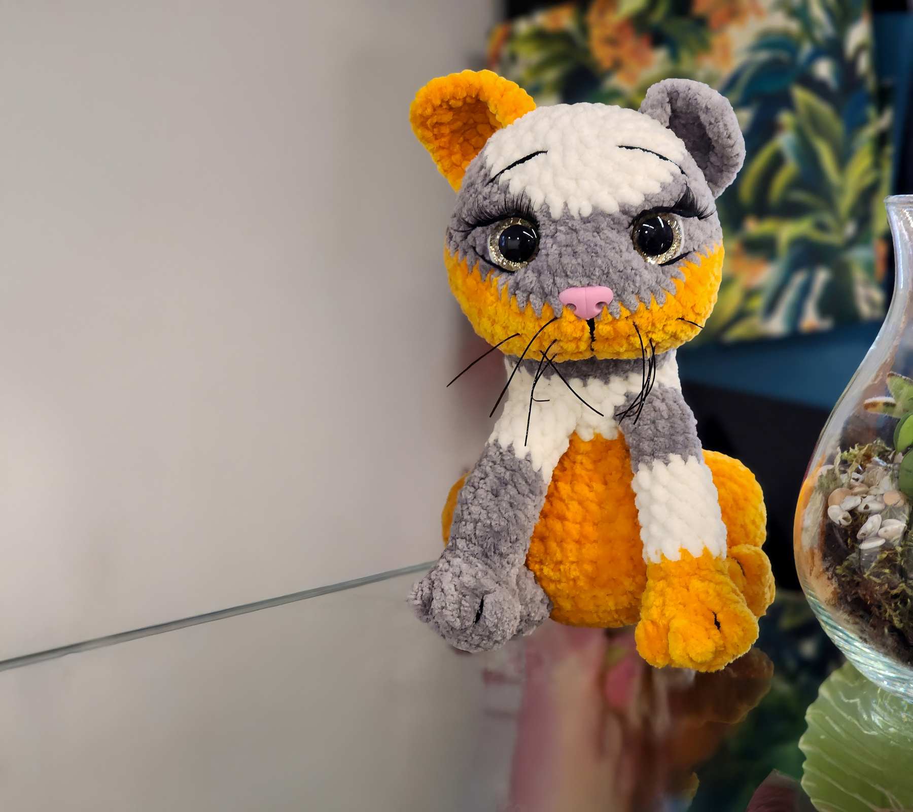 Игрушечная кошка на стеклянном столе шерстяная плюшевая кошка кукла игрушка милая стеклянная стол красочная для дома причудливая