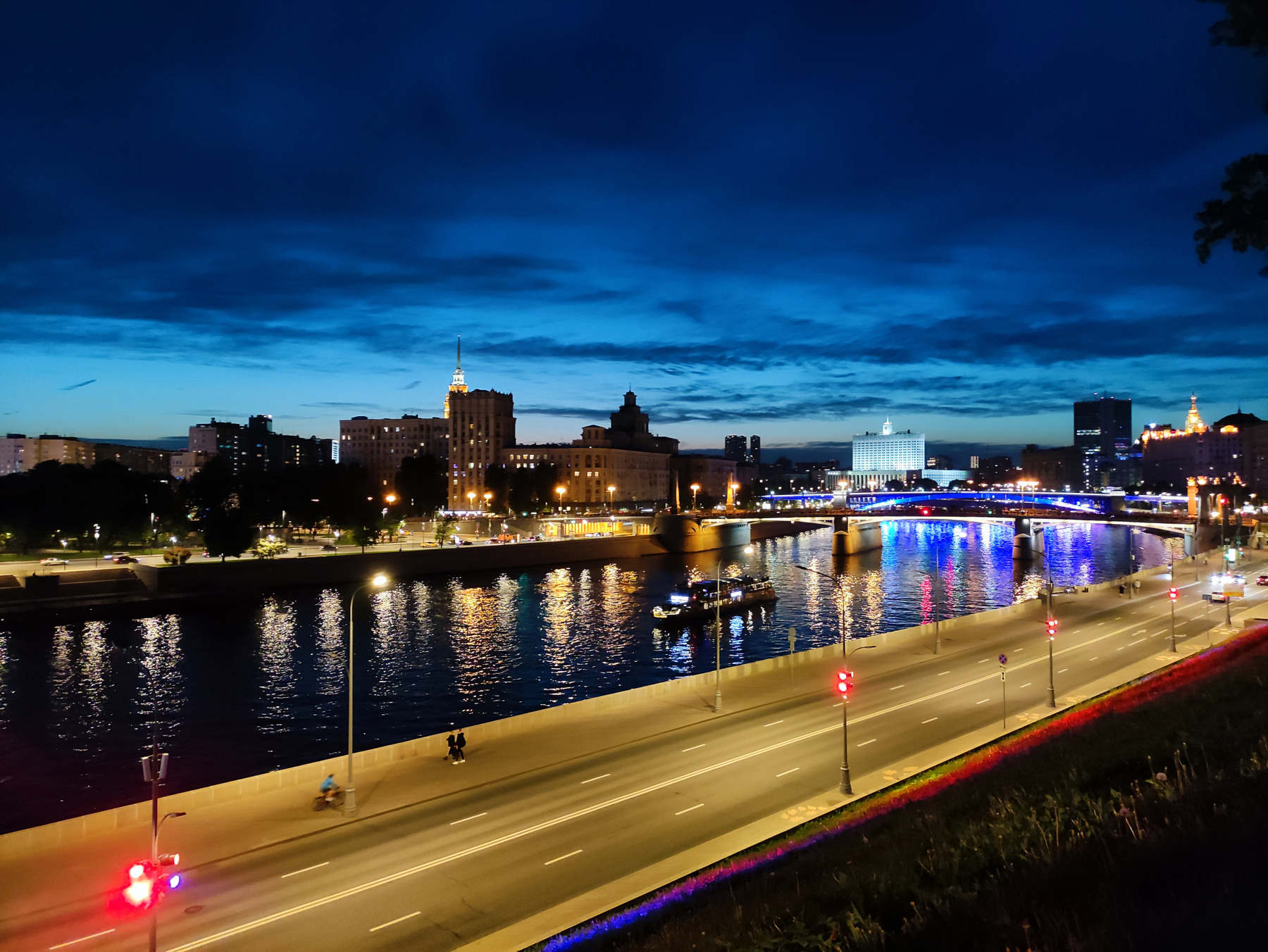 На смотровой Москва ночь набережная река облака закат лето