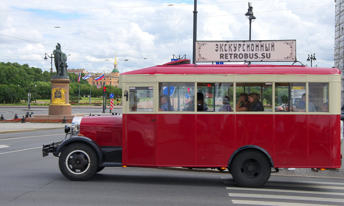 Ретро-автобус ЗИС-8 на Суворовской площади. Ретро-автобус ЗИС-8