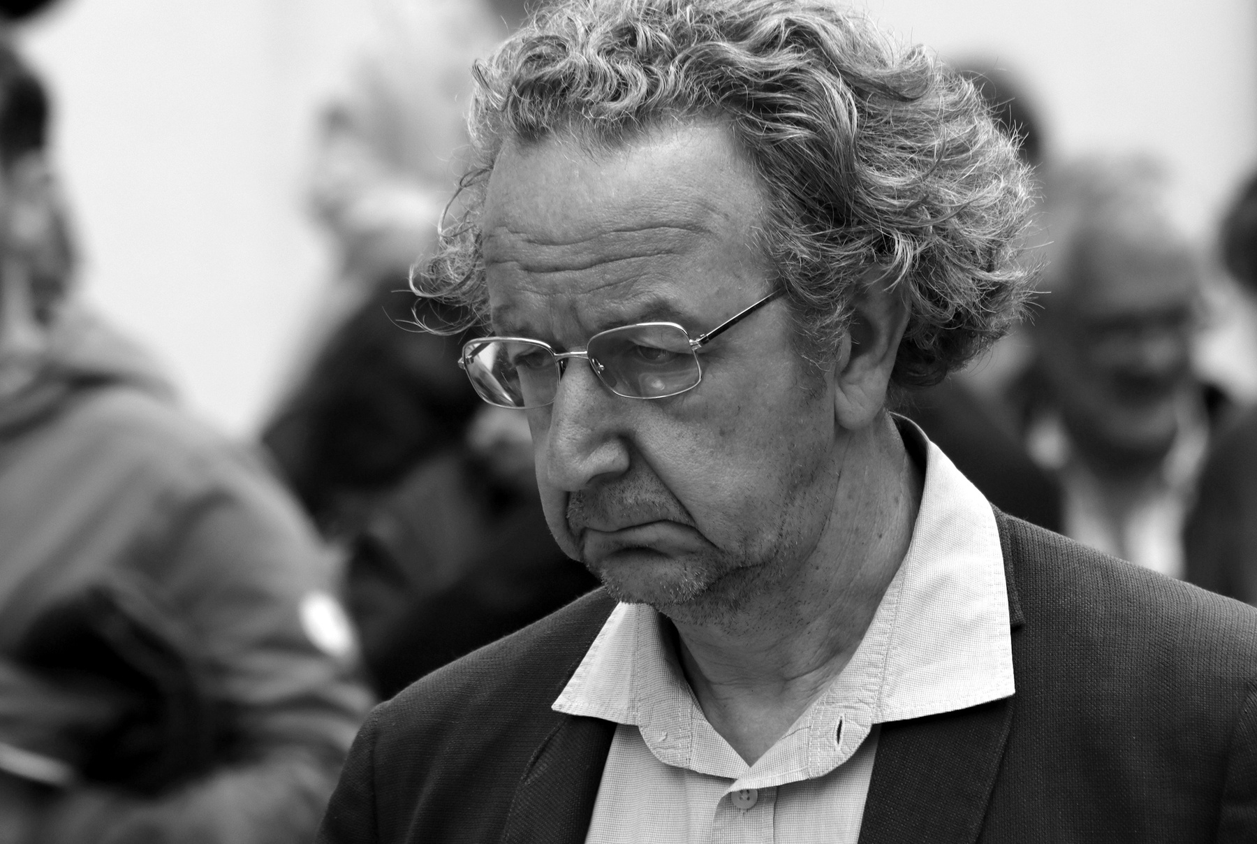 Что такое грусть? Это вечера... На висках,смотри, иней-седина. Но вперёд гляди- Это не предел! Хоть опять,как лист, год весь облетел. 