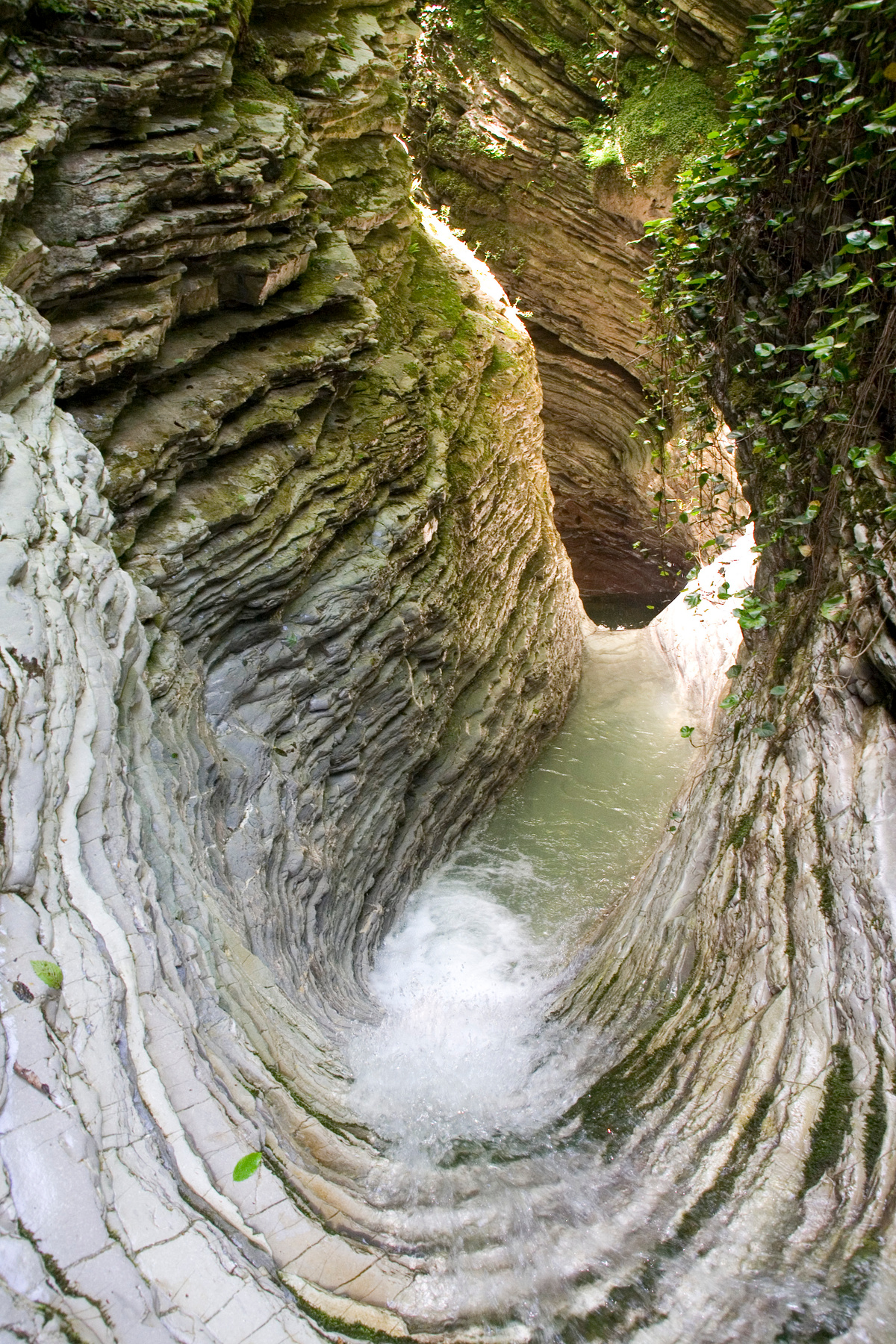 Свирское ущелье, Краснодарский Край Свирское ущелье, водопад, слоеные скалы