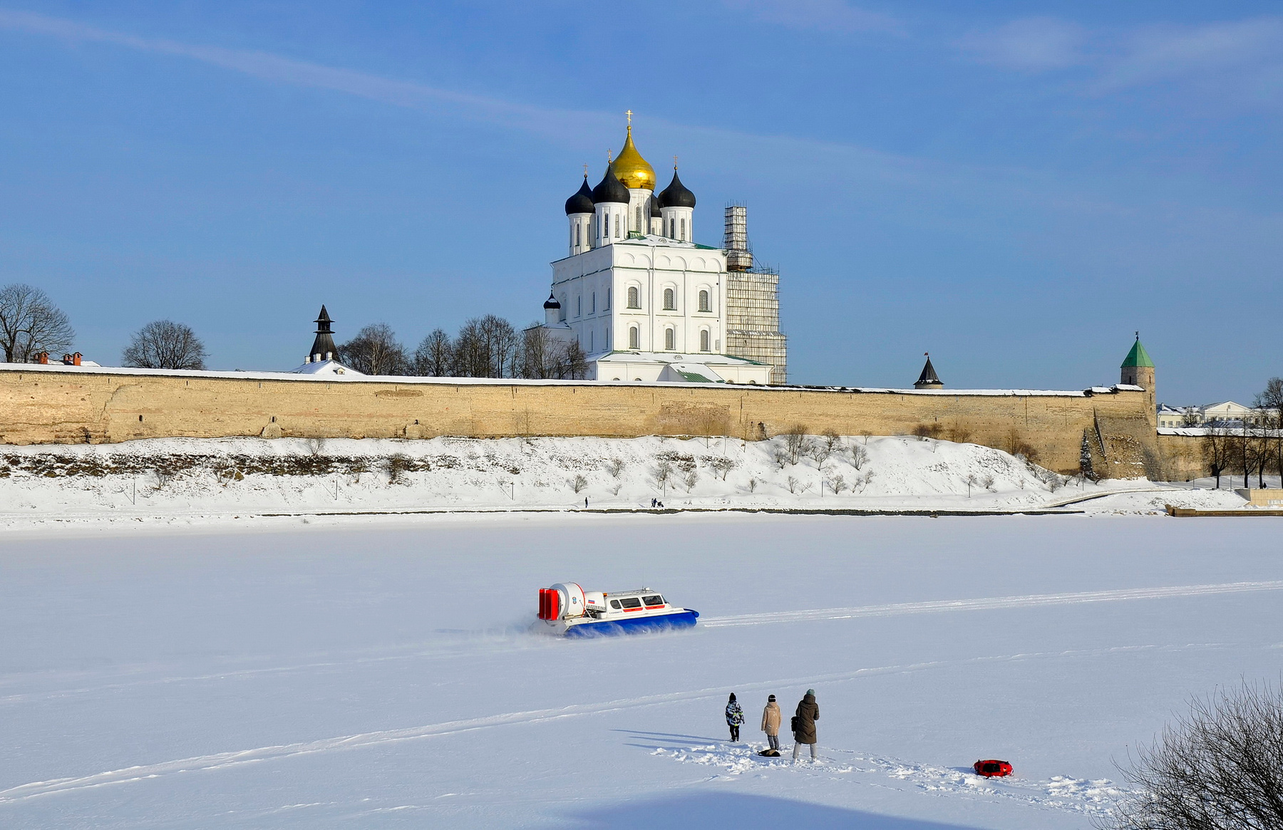 Зимний путь Псков зима река Великая Кром Троицкий собор