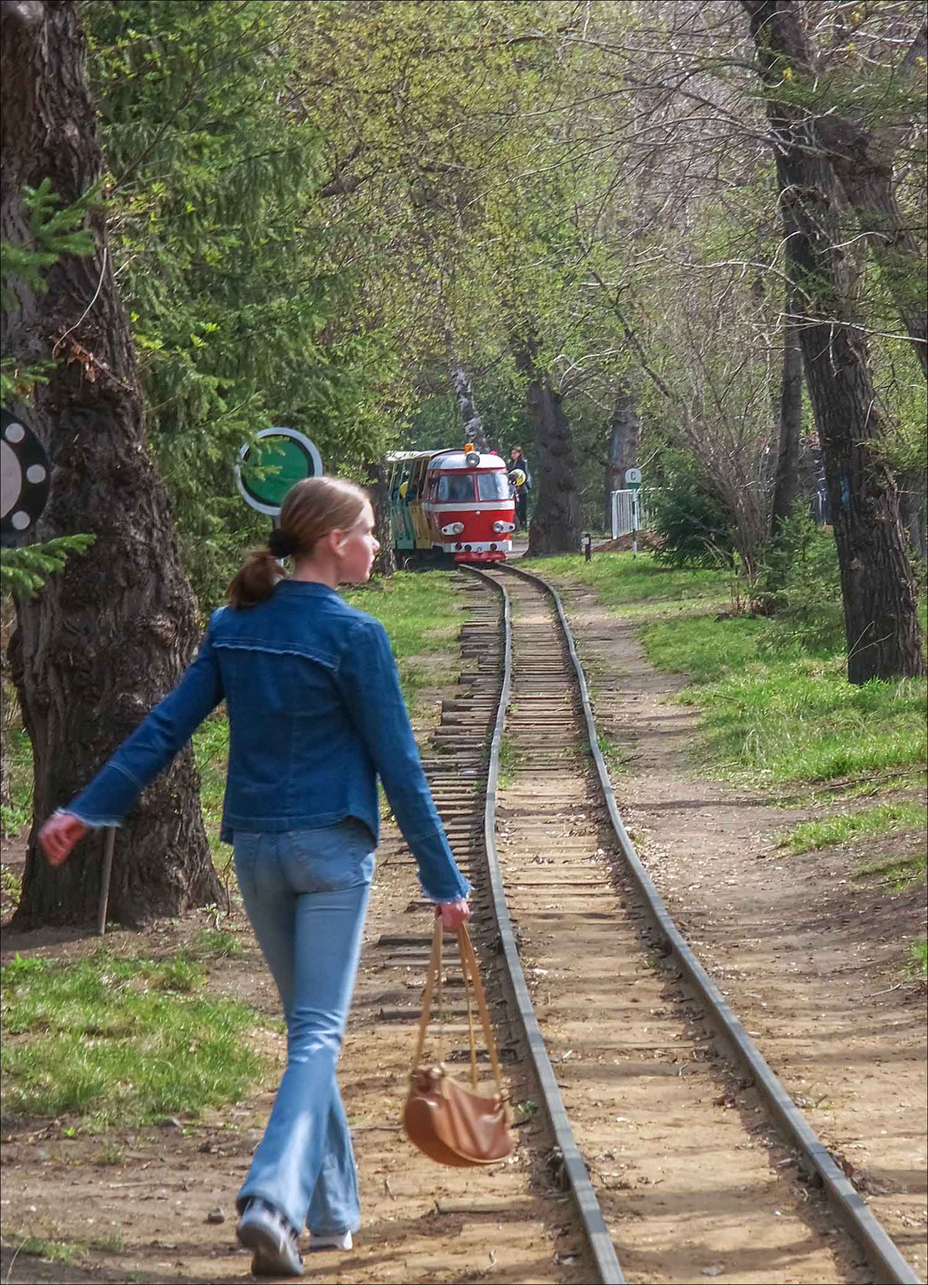 КАРЕНИНА парк девочка тепловоз ЖД дорога