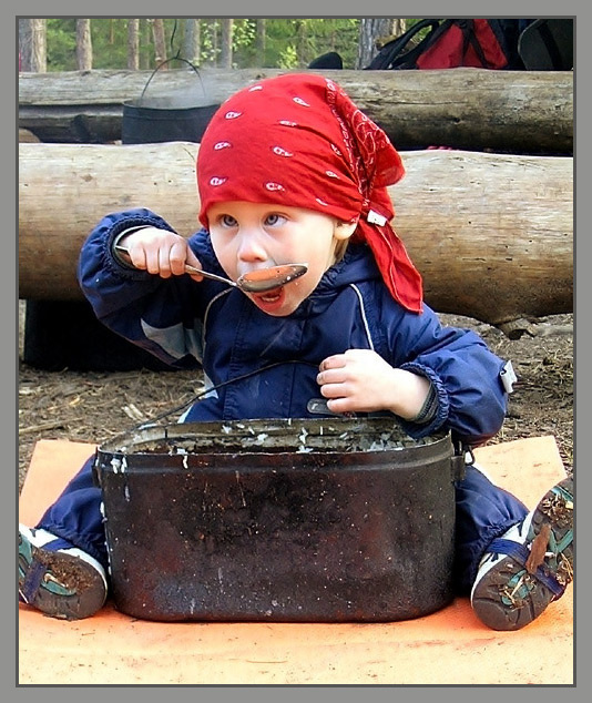 Покушать я люблю... девочка еда котелок кушает