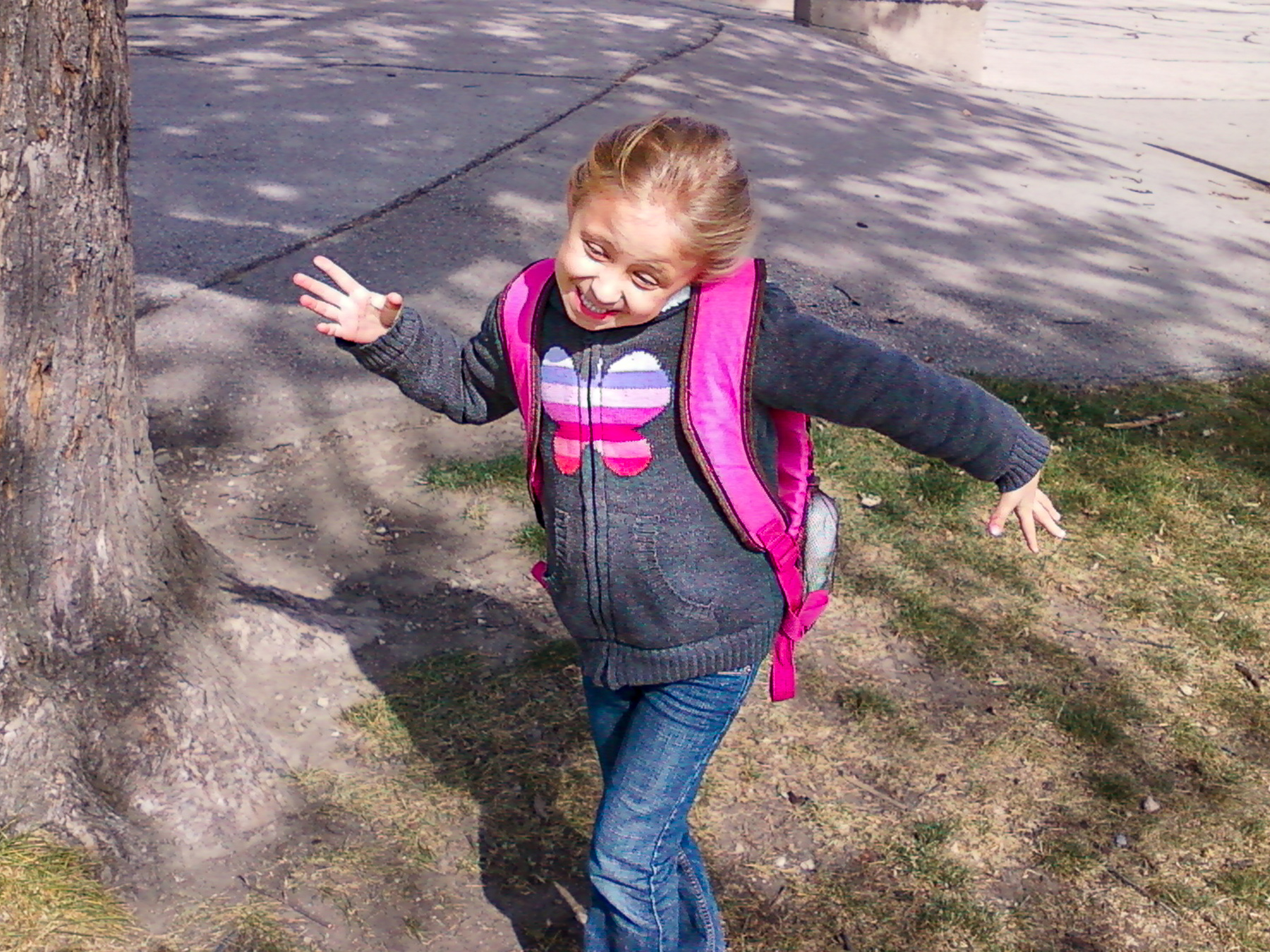 В школу с радостью девочка маленькая школа счастье радость прыжки