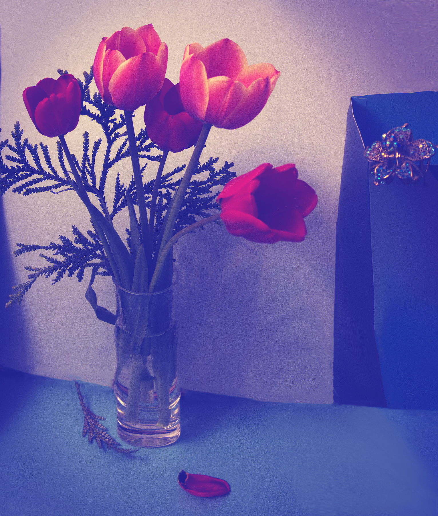 Flower dialogues Натюрморт Фотонатюрморт Тюльпан Брошь Винтаж Настроение Весна Холод