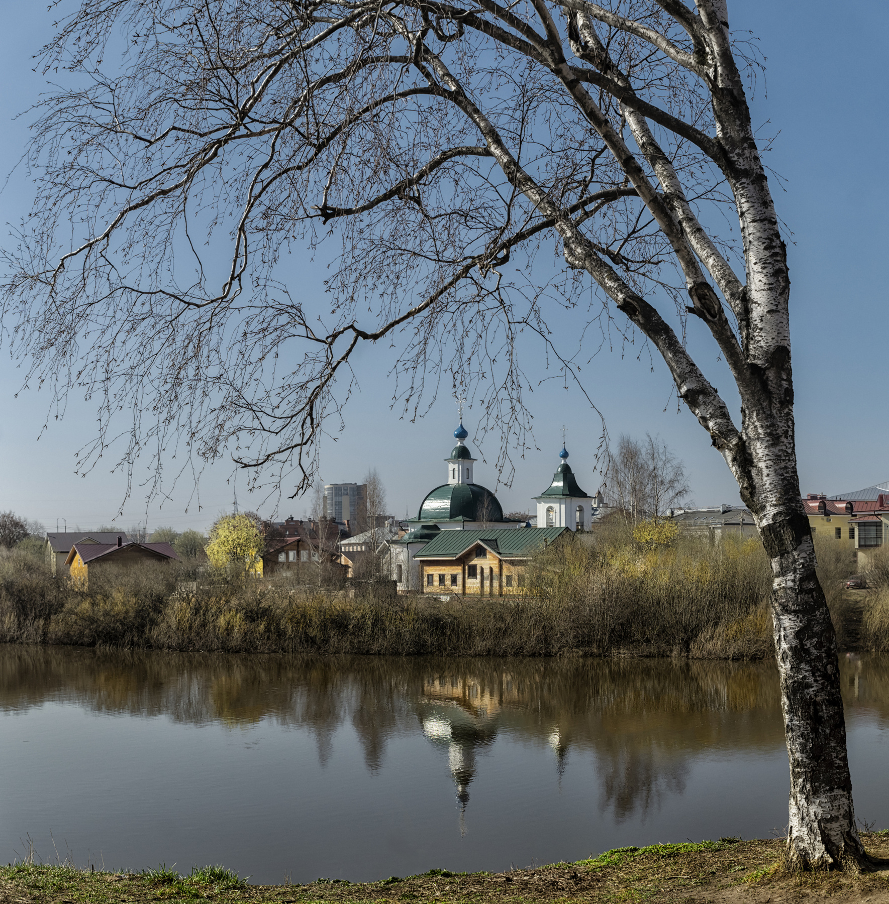 .Вид на Церковь Рождества Богородицы на Нижнем Долу — православный храм в историческом районе Нижний посад города Вологды. По церкви получила название улица Пречистенская набережная, где храм находится… Вологда церковь весна