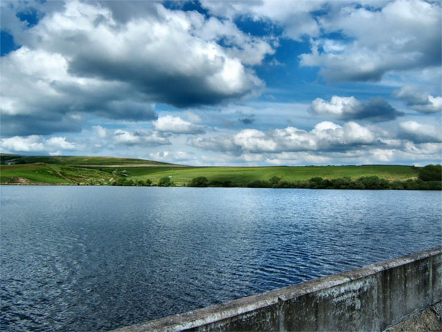 В окрестностях Болтона облака вода тени поля