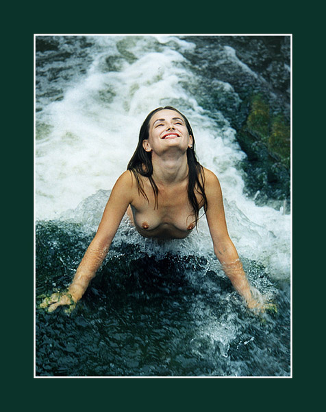 На гребне вода река девушка