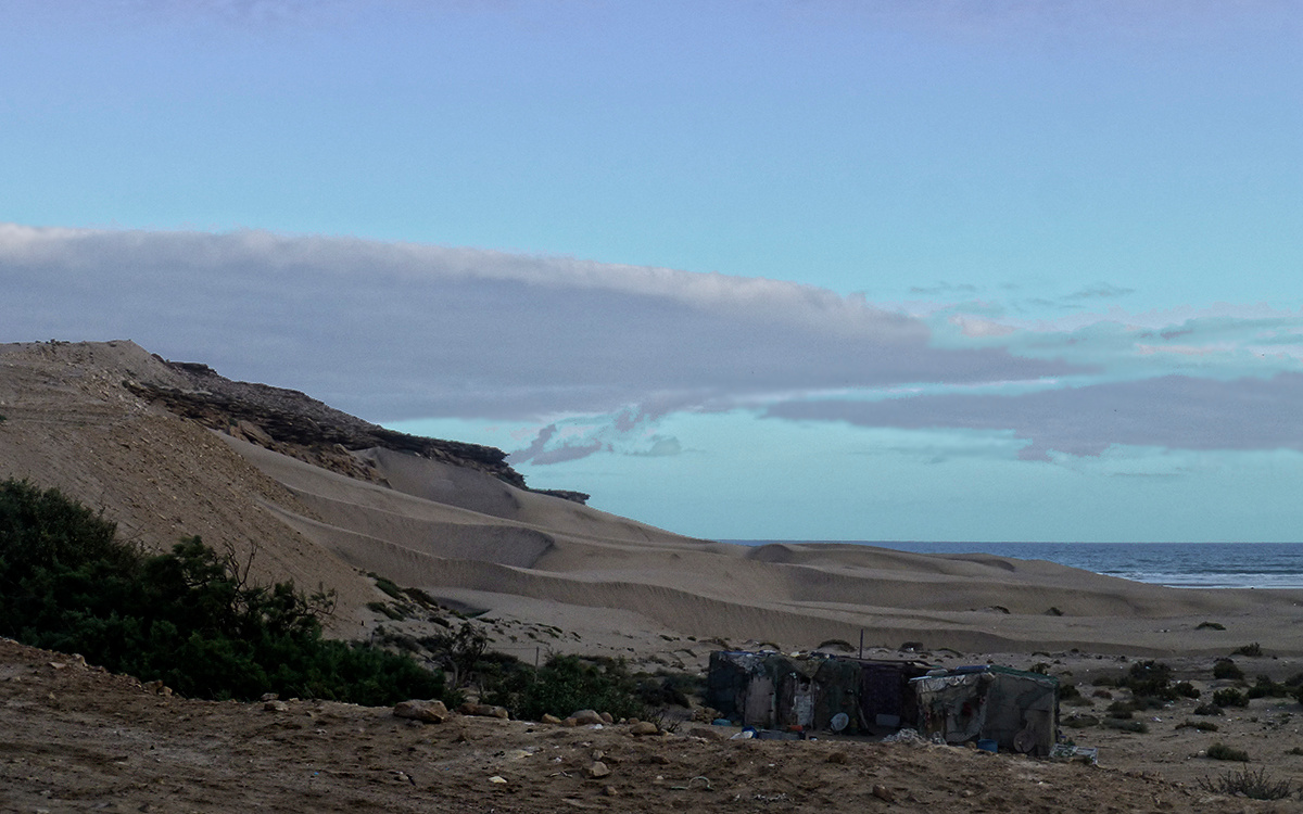 под покровом небес Марокко Morocco Ахфенир Akhfenir лачуга у дороги sheltering sky