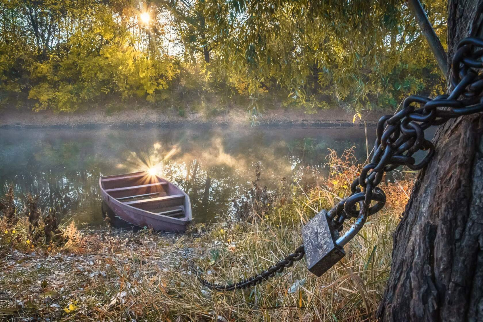 У каждого свои цепи осень лодка рассвет закат природа река пейзаж
