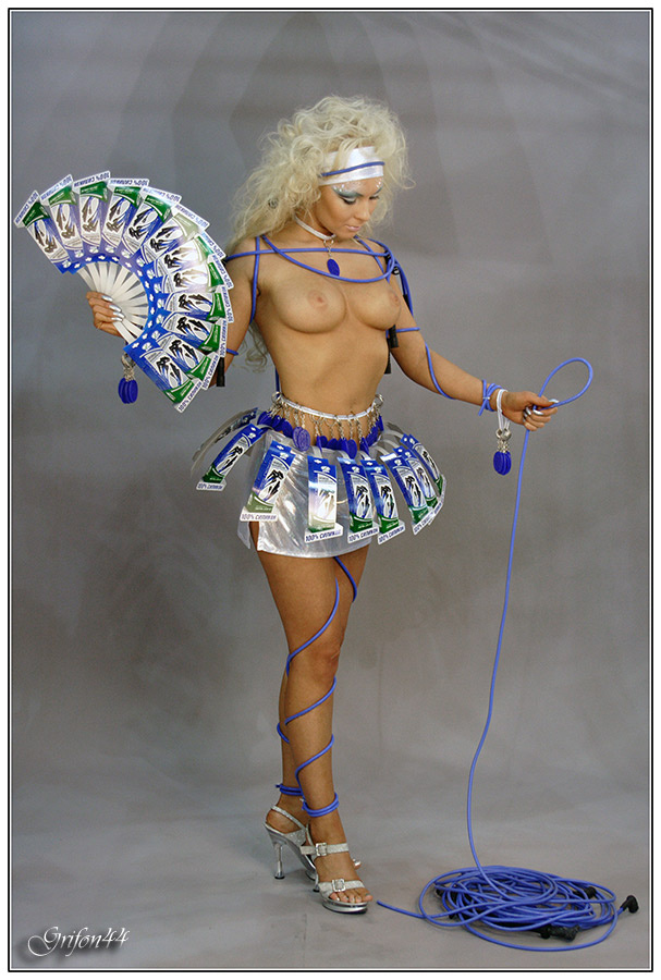 100% силикон II выставка реклама девушка портрет