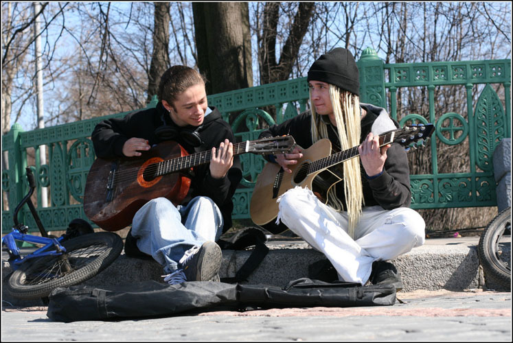 Уличные музыканты музыканты, гитары, весна, музыка