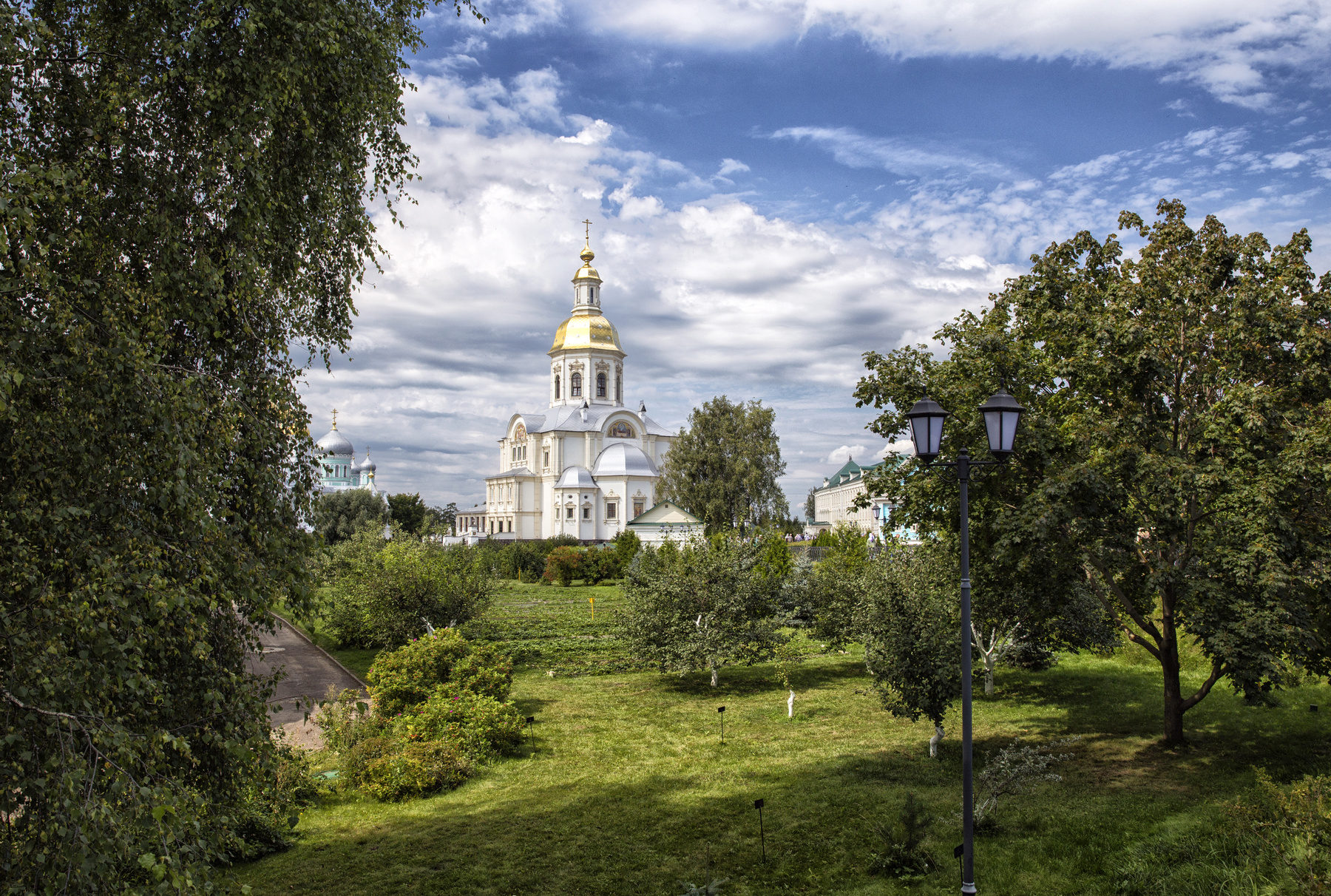 День, улица фонарь, храм... 