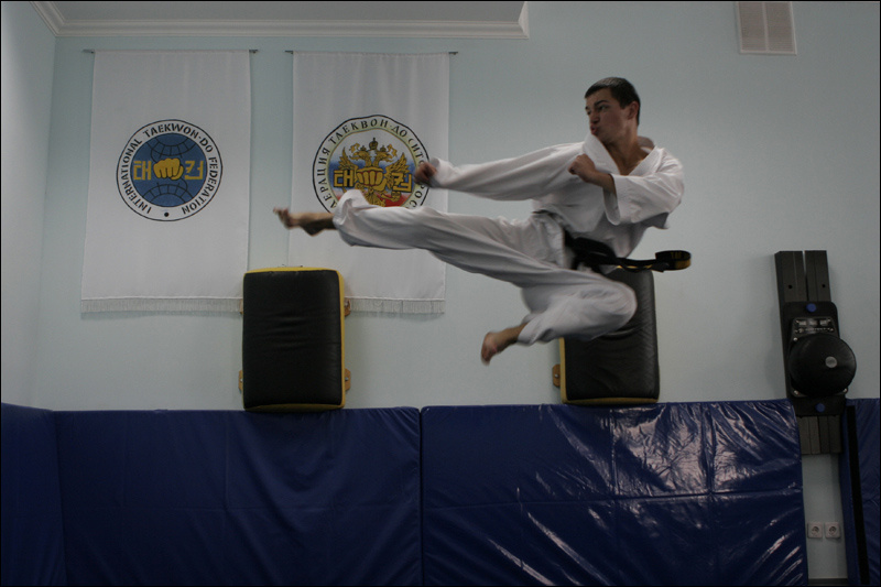 TAEKWON-DO - Удар ногой юп-чаги в прыжке таеквон-до taekwon-do восточные спортивные единоборства