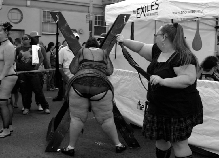 Это тебе за толстую корову... это тебе за cвинью...  Folsom Stree Fair