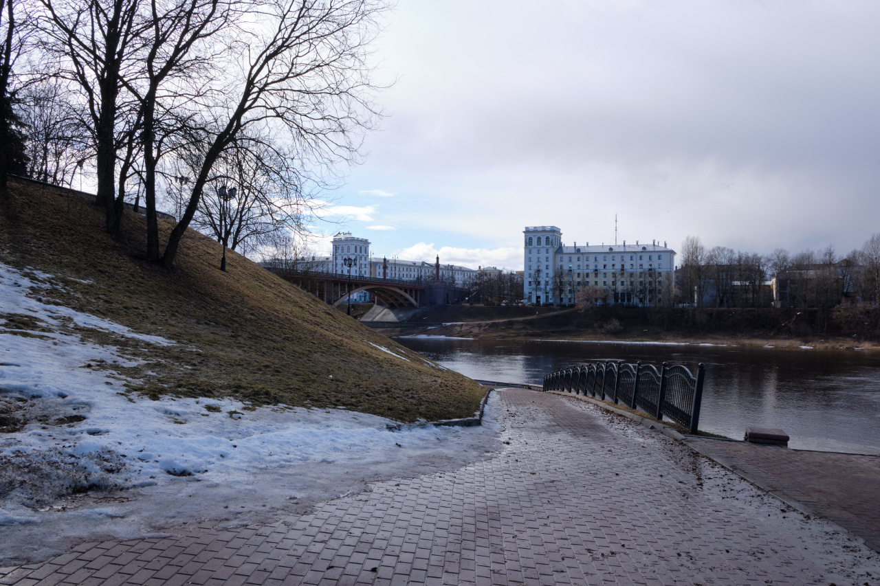 Холодный весенний день весна река мост деревья здания набережная
