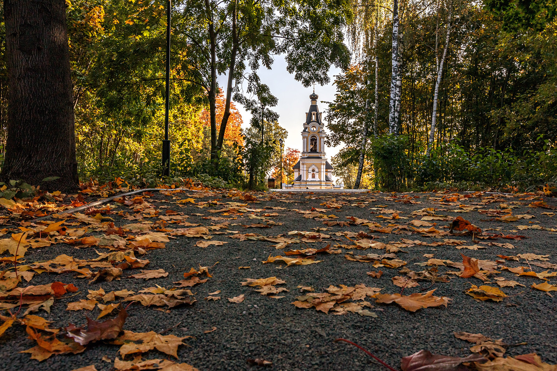 *** природа храм дорога осень