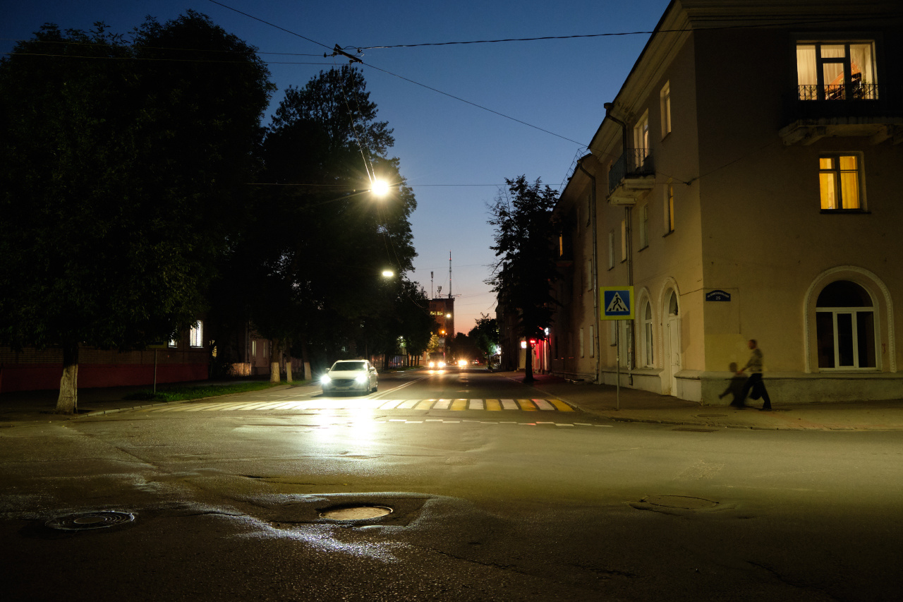 Летний вечер улица вечер здания фонари автомобили прохожий