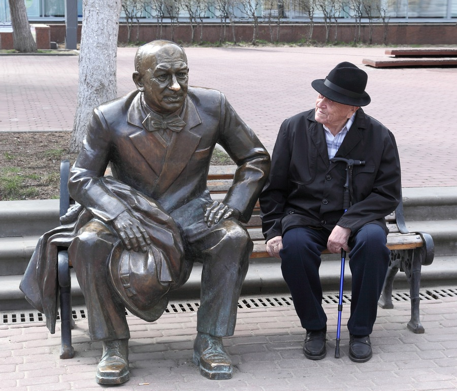 Поговорим? Нижний Новгород, памятник Евгению Евстигнееву (слева)