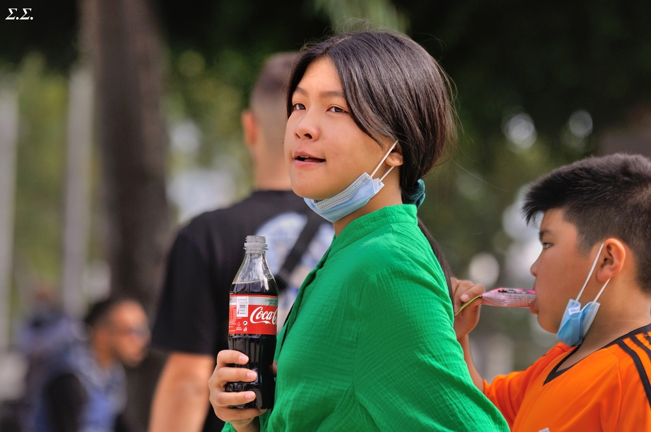 GIRL WITH COKE 
